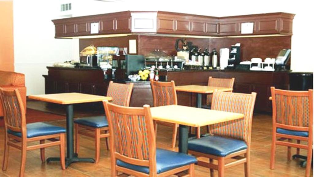 Westgate Inn And Suites Clarksville Exterior photo