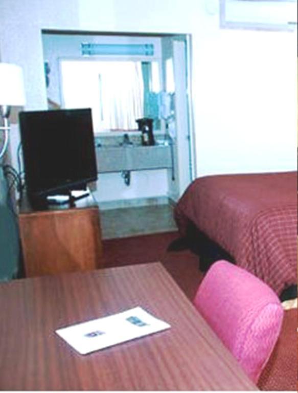 Westgate Inn And Suites Clarksville Room photo