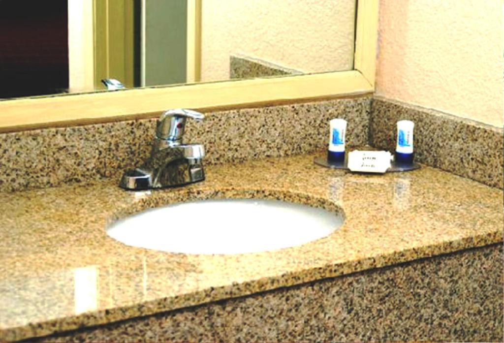 Westgate Inn And Suites Clarksville Room photo