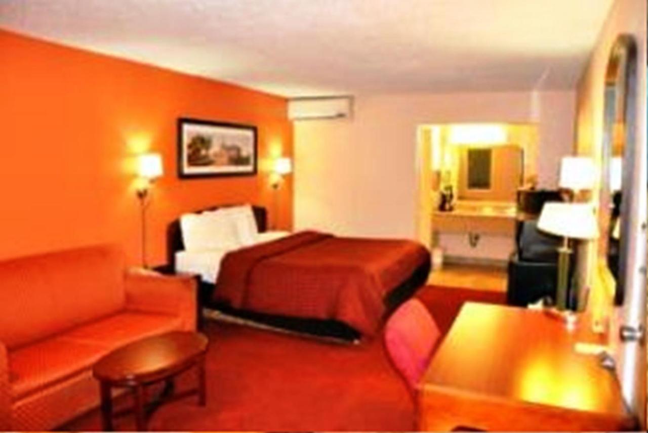 Westgate Inn And Suites Clarksville Room photo